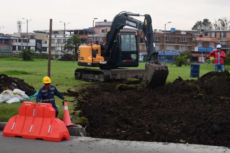 Estación 8: En la avenida Primero de Mayo, sobre la glorieta carrera 50, se lleva a cabo la excavación de algunas zonas para ejecutar la estación 8.