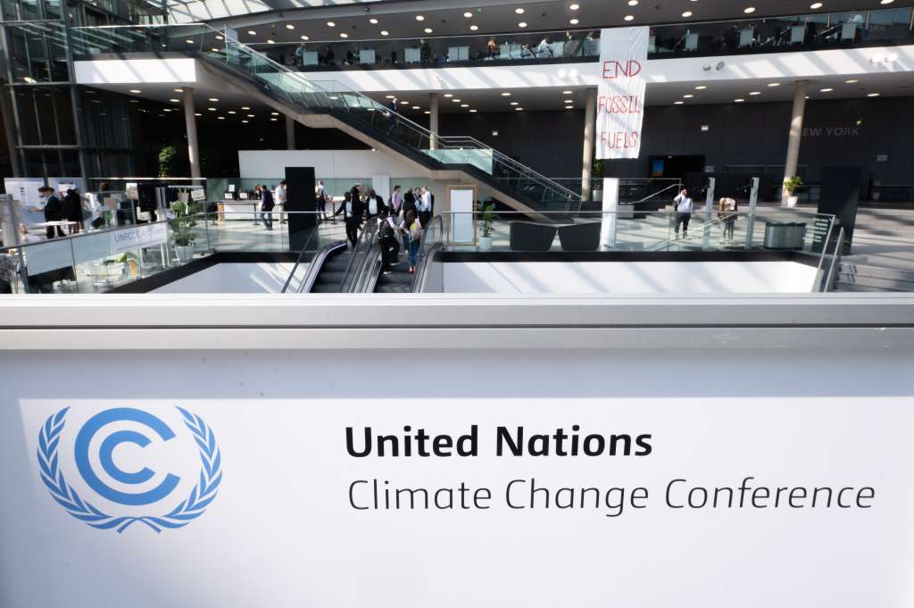 Bonn (Germany), 08/06/2023.- A banner reading 'End Fossil Fuels' is installed at the Climate Change Conference in the former Bundestag in Bonn, Germany, 08 June 2023. The 58th session of the 'Subsidiary Body for Scientific and Technological Advice and the Subsidiary Body for Implementation' (SB 58) of the 'United Nations Framework Convention on Climate Change' (UNFCCC) will take place from 05 to 15 June 2023 and is the pre-sessional meeting for the COP28 Climate Change Conference to be held in Dubai in December 2023. (Alemania) EFE/EPA/BENJAMIN WESTHOFF