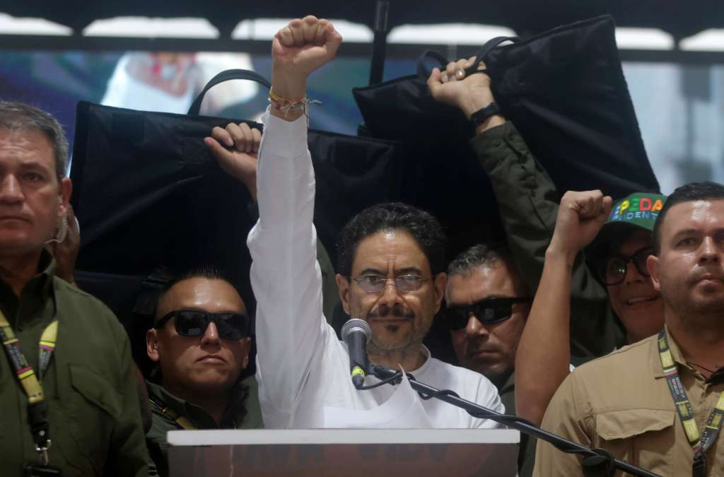 AME1307. SOLEDAD (COLOMBIA), 14/06/2026.- El candidato de izquierda a la Presidencia de Colombia, Iván Cepeda (c), reacciona en el cierre de su campaña este domingo en Soledad (Colombia). EFE/ Ricardo Maldonado Rozo