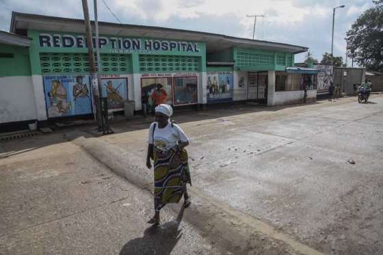 Una mujer pasa por delante del Hospital de Redención en el que una enfermera murió a causa de la epidemia de ébola en Monrovia, Liberia. / EFE