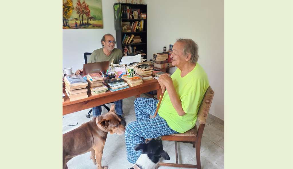 El cantautor santandereano Pablus Gallinazo (de camiseta amarilla) conversa con su amigo Carlos Iván Mantilla.
