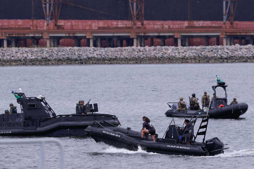 AME2996. ITAGUAÍ (BRASIL), 27/03/2024.- Fuerzas de seguridad participan en la ceremonia de lanzamiento del submarino Toneler este miércoles en el complejo naval Itaguaí, en Río de Janeiro (Brasil). El submarino es el Tonelero (S-42), con 72 metros de eslora y capacidad para alcanzar una velocidad de hasta 37 kilómetros por hora, construido en el Complejo Naval de Itaguaí, en el litoral de Río de Janeiro. EFE/ André Coelho