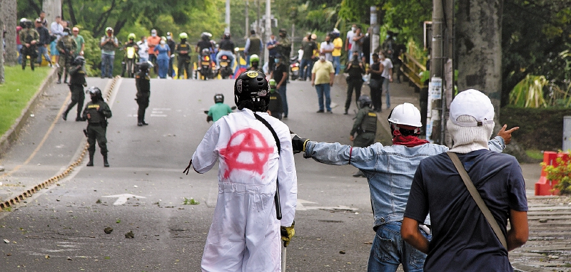A la 1:40 p.m. del 28 de mayo, un grupo de encapuchados lanzaban piedras contra el CAI de Ciudad Jardín. Un grupo de civiles, con el apoyo de la Policía, los atacó con armas de fuego. / Cortesía