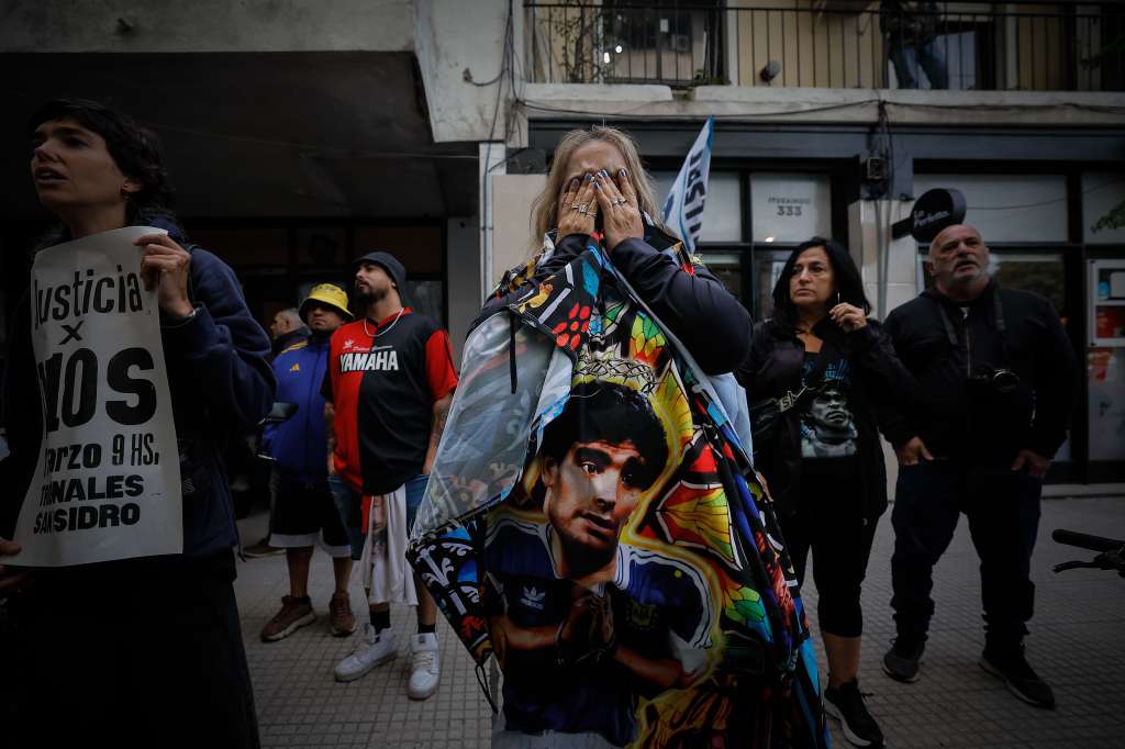 AME8477. BUENOS AIRES (ARGENTINA), 11/03/2025.- Simpatizantes de Diego Armando Maradona esperan este martes, frente a los tribunales de San Isidro en Buenos Aires, (Aregentina). Las hijas de Diego Armando Maradona, Dalma, Giannina y Jana, llegaron al Tribunal de lo Criminal N°3 de San Isidro, provincia de Buenos Aires, para asistir a la primera audiencia del juicio por la muerte de su padre. EFE/ Juan Ignacio Roncoroni