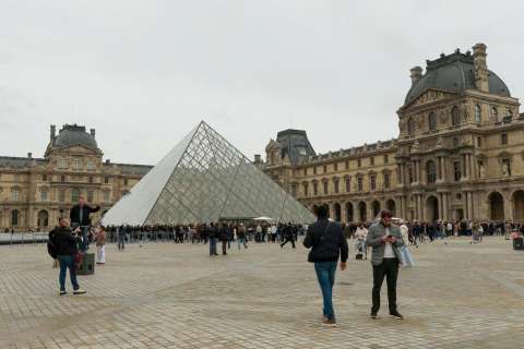 Empleados del Louvre entrarán en huelga el 15 de diciembre por el deterioro del museo