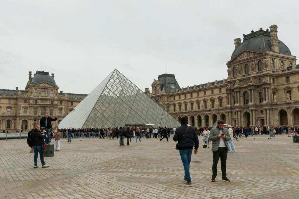 PARÍS, 10/12/2025.- Exterior del Museo del Louvre este miércoles 10 de diciembre. Los agentes de seguridad privada del Louvre o la Policía podrían haber impedido la fuga de los ladrones que asaltaron el museo parisino el 19 de octubre por un lapso de tan solo unos 30 segundos, según las conclusiones de la investigación administrativa lanzada a raíz del suceso. EFE/ Edgar Sapiña Manchad