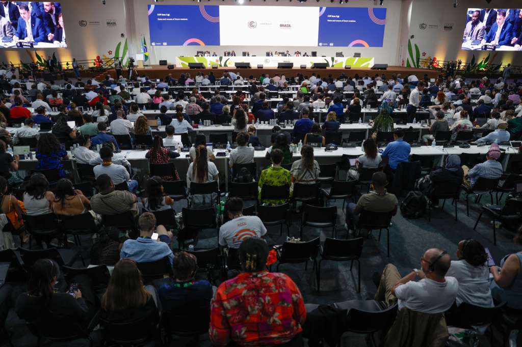 AME1553. BELÉM (BRASIL), 22/11/2025.- Personas participan en la sesión plenaria de la COP30 en el Centro de Convenciones Hangar este sábado, en Belém (Brasil). Varios países latinoamericanos, entre ellos Argentina, Colombia, Ecuador, Panamá, Uruguay y Paraguay, objetaron la toma de decisiones en la plenaria de clausura de la cumbre climática COP30 y llevaron a la suspensión de la sesión por cerca de una hora. EFE/ Fraga Alves