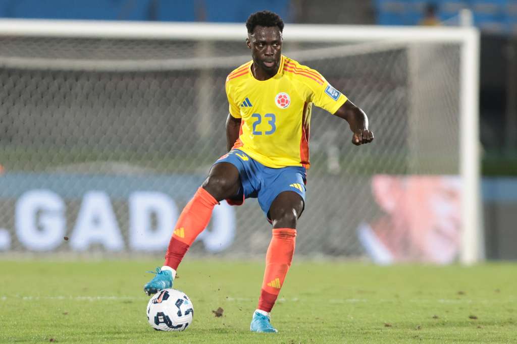 AMDEP9973. MONTEVIDEO (URUGUAY), 15/11/2024.- Davinson Sánchez de Colombia patea un balón este viernes, durante un partido de las eliminatorias sudamericanas al Mundial de Fútbol 2026, entre Uruguay y Colombia en el estadio Centenario, en Montevideo (Uruguay). EFE/ Gastón Britos