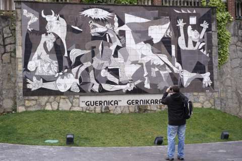 Guernica conmemora los 80 años de su bombardeo por la aviación nazi