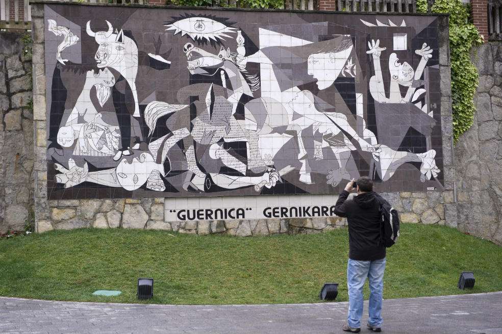 El famoso cuadro "Guernica" de Pablo Picasso. / AFP