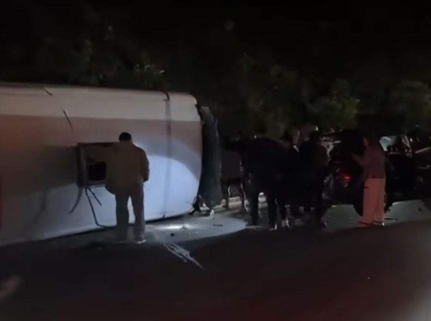Un accidente de tránsito que involucró a un bus de transporte público mantiene en alerta a las autoridades en la vía Bogotá–La Vega, a la altura del sector conocido como la “Curva de Shilim”, en jurisdicción del municipio de La Vega.