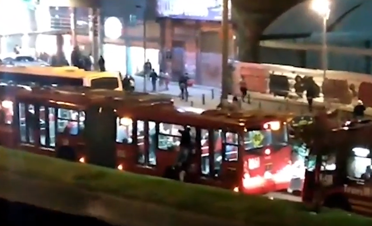 Los miembros de la banda hacían escaleras humanas para robar a pasajeros de Transmilenio.