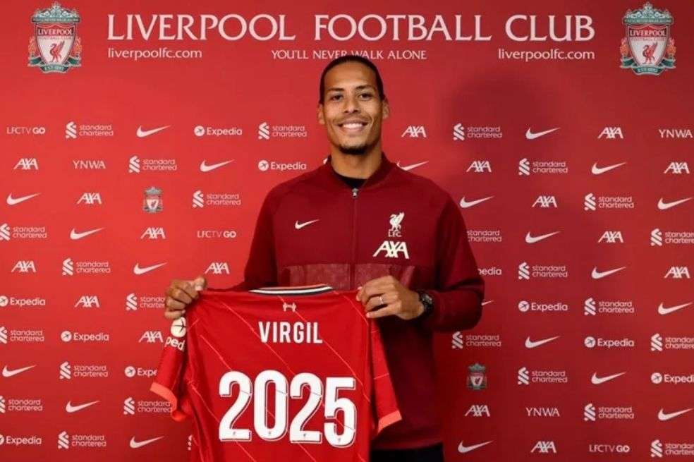 Virgil van Dijk en la renovación de su contrato con Liverpool.