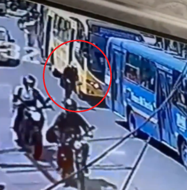 El adulto mayor fue arrollado por el bus de transporte público mientras atravesaba una avenida.