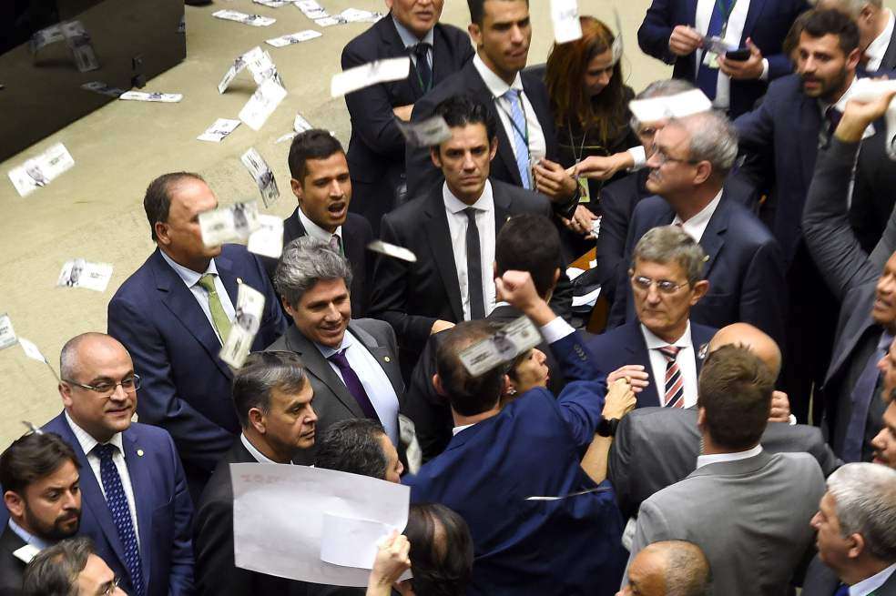 La sesión plenaria de la Cámara de Diputados, que decidiría el futuro de Temer, fue muy agitada. / AFP