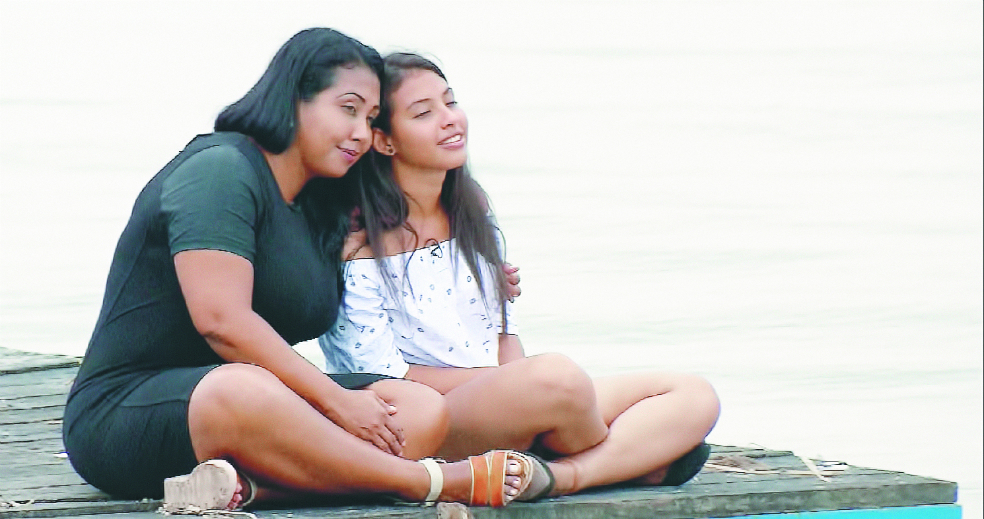 Matilde y Aura Cristina a orillas del Magdalena, en el malecón de Barranquilla. / Cortesía Noticias Caracol