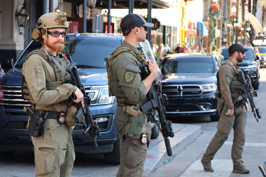 AME8277. NUEVA ORLEANS (ESTADOS UNIDOS), 02/01/2025.- Militares estadounidenses custodian la zona donde se llevó a cabo un atentado este jueves, en Nueva Orleans (Estados Unidos). El responsable del atropello masivo en Nueva Orleans (EE.UU.), que mató al menos 14 personas y fue abatido por la Policía, en la celebración de año nuevo, actuó solo y fue inspirado por el Estado Islámico (EI), aseguró este jueves el FBI. EFE/ Octavio Guzmán