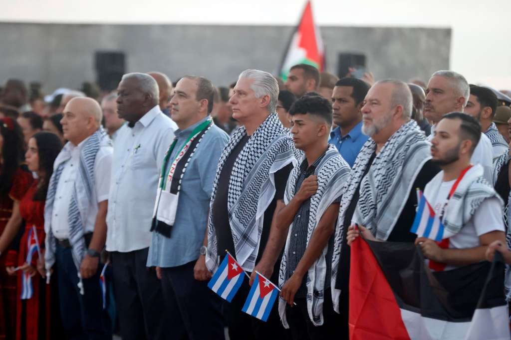 AME6427. LA HABANA (CUBA), 09/10/2025.- El presidente cubano Miguel Diaz-Canel (c), participa durante un acto en solidaridad con Palestina este jueves, en La Habana (Cuba). El Gobierno cubano encabezó en La Habana un acto con miles de simpatizantes en apoyo a Palestina y en contra de la ofensiva israelí en Gaza, horas después del anuncio del acuerdo sobre la primera fase del acuerdo de paz entre Israel y Hamás. EFE/Ernesto Mastrascusa