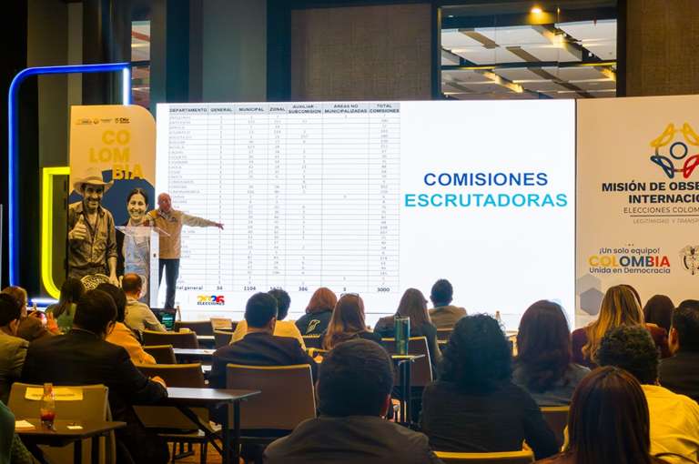La Registraduría presentó ante los observadores internacionales el despliegue territorial para el escrutinio. Antioquia lidera con 390 comisiones y Bogotá D.C. cuenta con 280. En total, se habilitaron 34 comisiones generales y 3.000 comisiones escrutadoras.