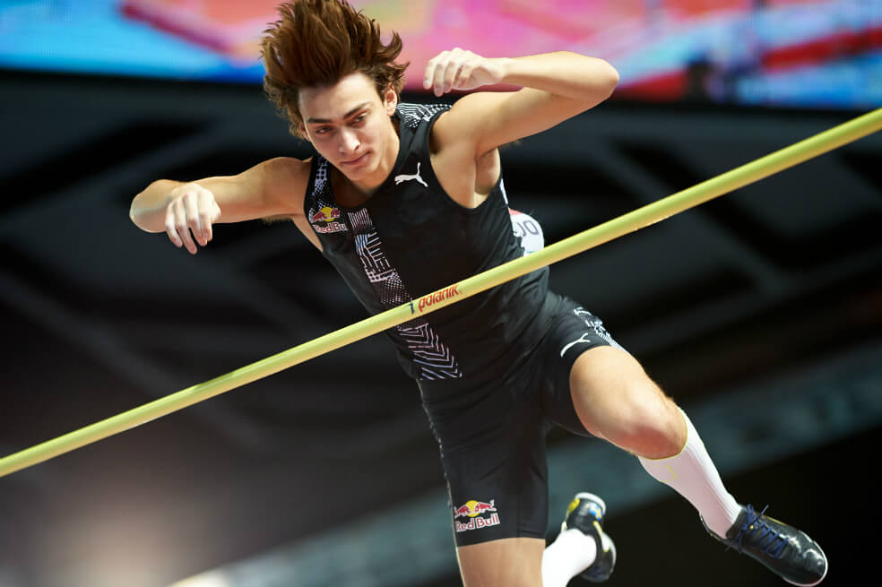 El sueco de origen estadounidense Armand Duplantis, nuevo recordista mundial de salto con garrocha. / AFP