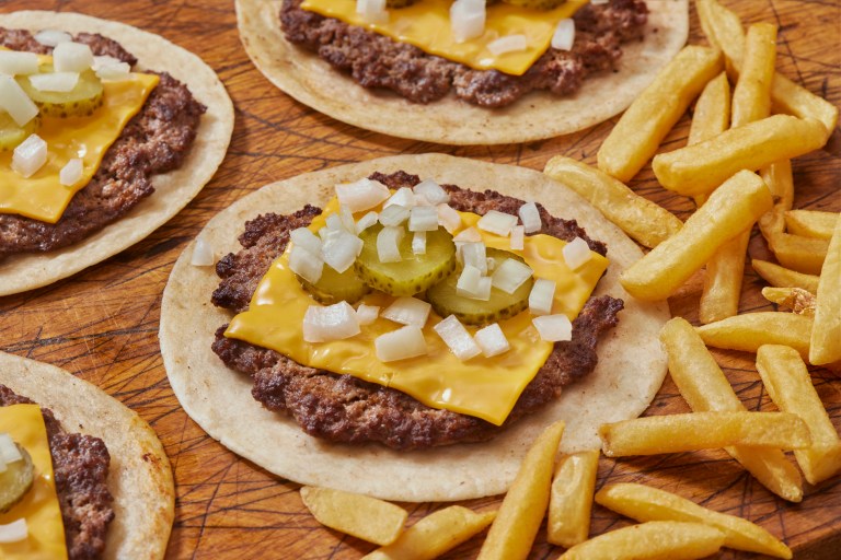 Este es el paso a paso para hacer burger tacos