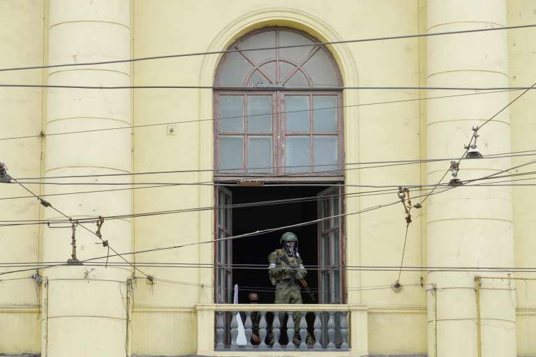 Rostov-on-don (Russian Federation), 23/06/2023.- A Serviceman from private military company (PMC) Wagner Group stands guard on the balcony of the Southern Military District headquarters building in Rostov-on-Don, southern Russia, 24 June 2023. Security and armoured vehicles were deployed after Wagner Group's chief Yevgeny Prigozhin said in a video that his troops had occupied the building of the headquarters of the Southern Military District, demanding a meeting with Russia'Äôs defense chiefs. (Rusia) EFE/EPA/STRINGER