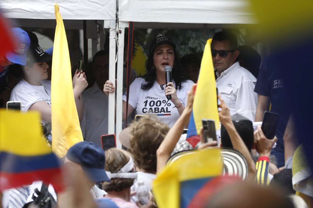 MED400 MEDELLÍN (COLOMBIA), 06/03/2024.- La senadora colombiana María Fernanda Cabal participa en una marcha en contra del gobierno del actual presidente de Colombia Gustavo Petro este miércoles, por las calles de Medellín (Colombia). Miles de personas marcharon este miércoles por las calles de las principales ciudades del país para rechazar las reformas del gobierno de Gustavo Petro. EFE/Luis Eduardo Noriega