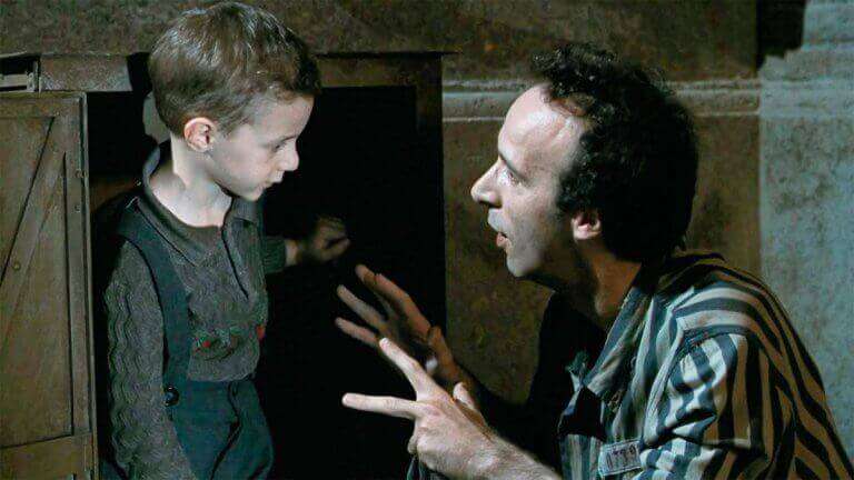 Imagen de una de las escenas de "La vida es bella", con Roberto Benigni como protagonista. / Cortesía