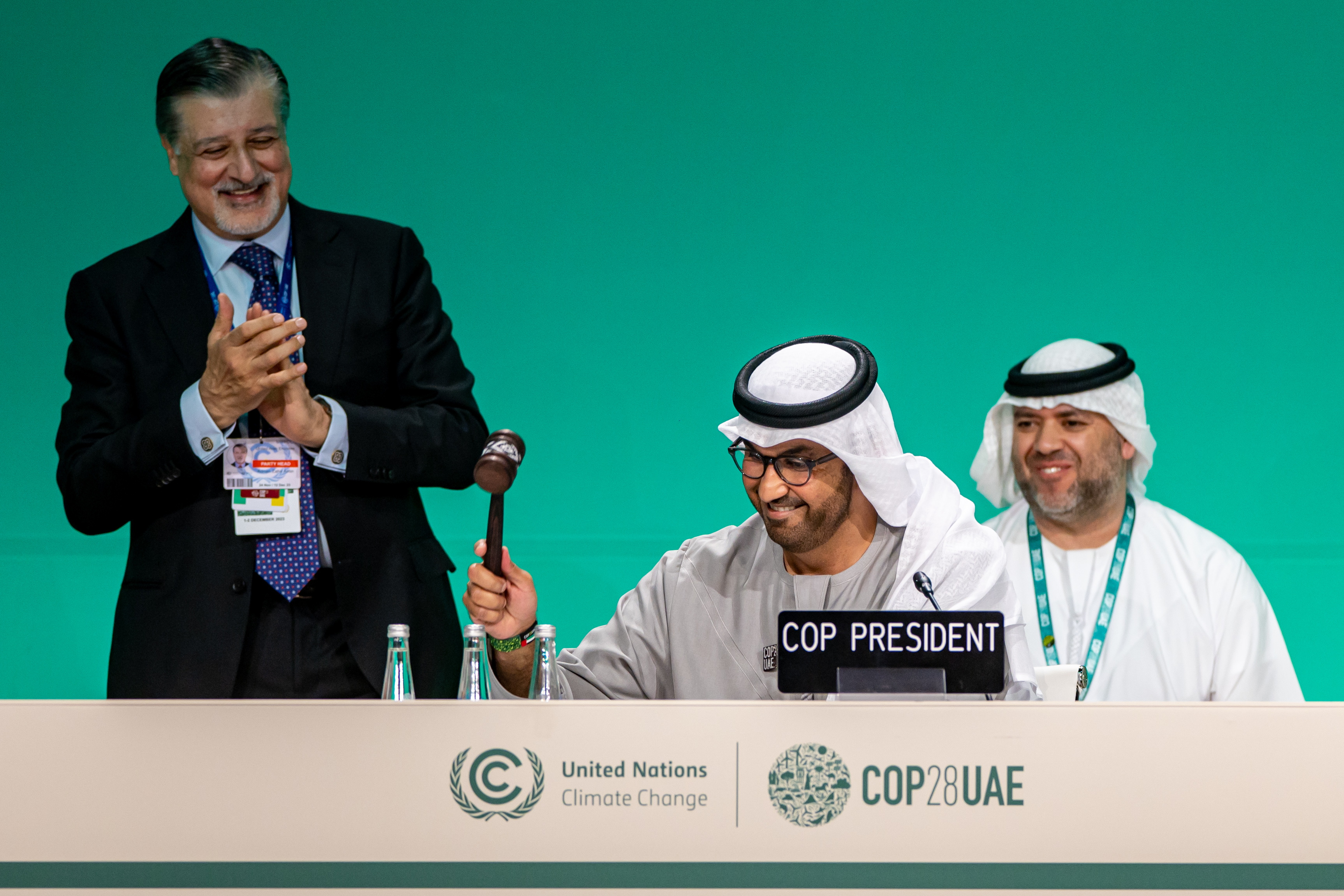 Dubai (United Arab Emirates), 13/12/2023.- President of COP28 and UAE's Minister for Industry and Advanced Technology Dr. Sultan Ahmed Al Jaber (C) ends a plenary session during of the 2023 United Nations Climate Change Conference (COP28), in Dubai, United Arab Emirates, 13 December 2023. The 2023 United Nations Climate Change Conference (COP28) ended on 13 December with an agreement to adopt transitioning away' from fossil fuels. (Emiratos Árabes Unidos) EFE/EPA/MARTIN DIVISEK