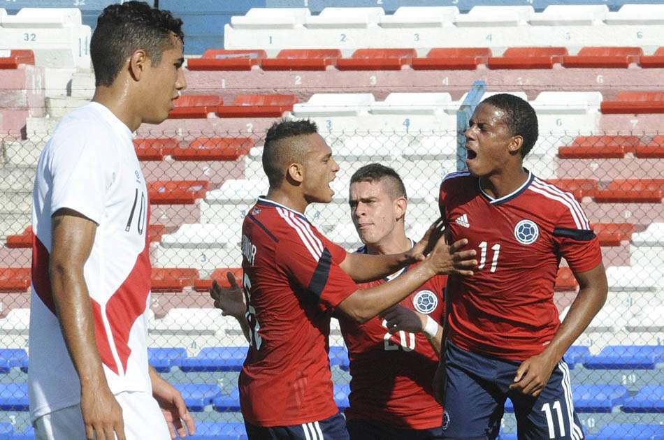 Stiven Lucumi celebra el primer tanto en la victoria de Colombia sobre Perú. Foto: AFP