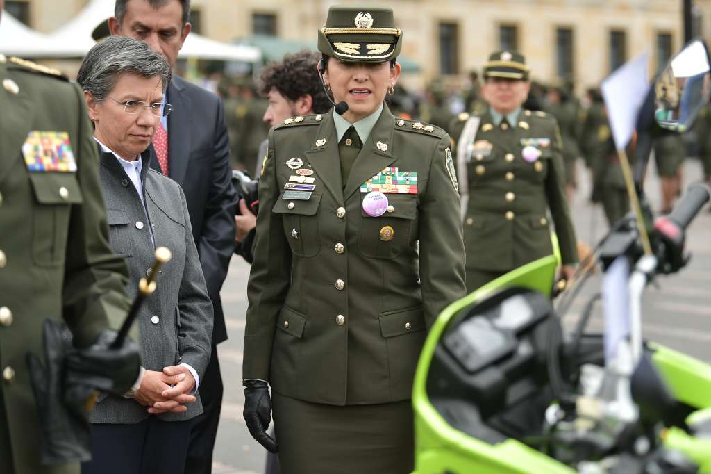 Alcaldesa de Bogotá y la Brigadier General Sandra Patricia Hernández, durante su posesión como nueva comandante de la Policía Metropolitana de Bogotá (izq-der).