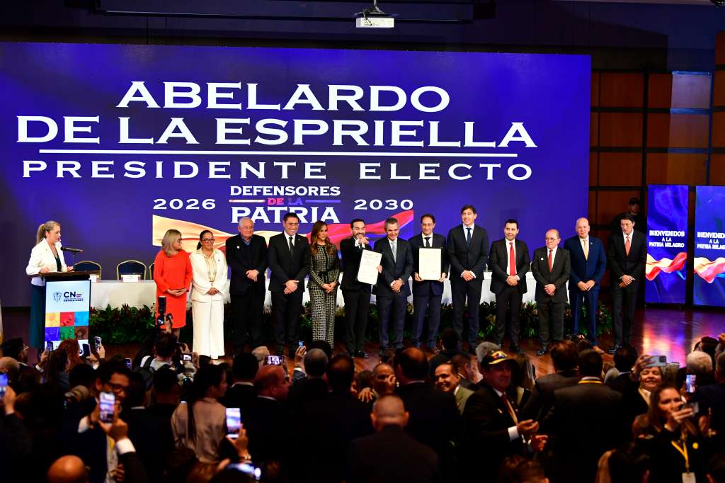 Junto a José Manuel Restrepo durante la entrega de credenciales que los acreditan como presidente y vicepresidente de Colombia para el periodo 2026-2030