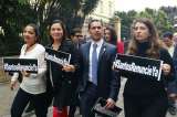 Plantón uribista frente a Casa de Nariño en defensa de Santiago Uribe