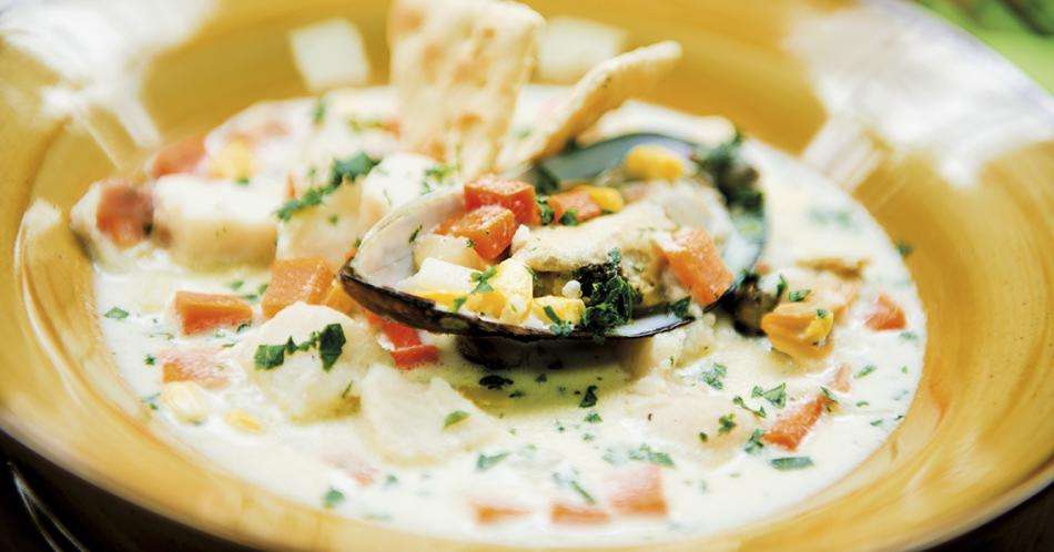 Sopa de pescado , almejas y mejillones