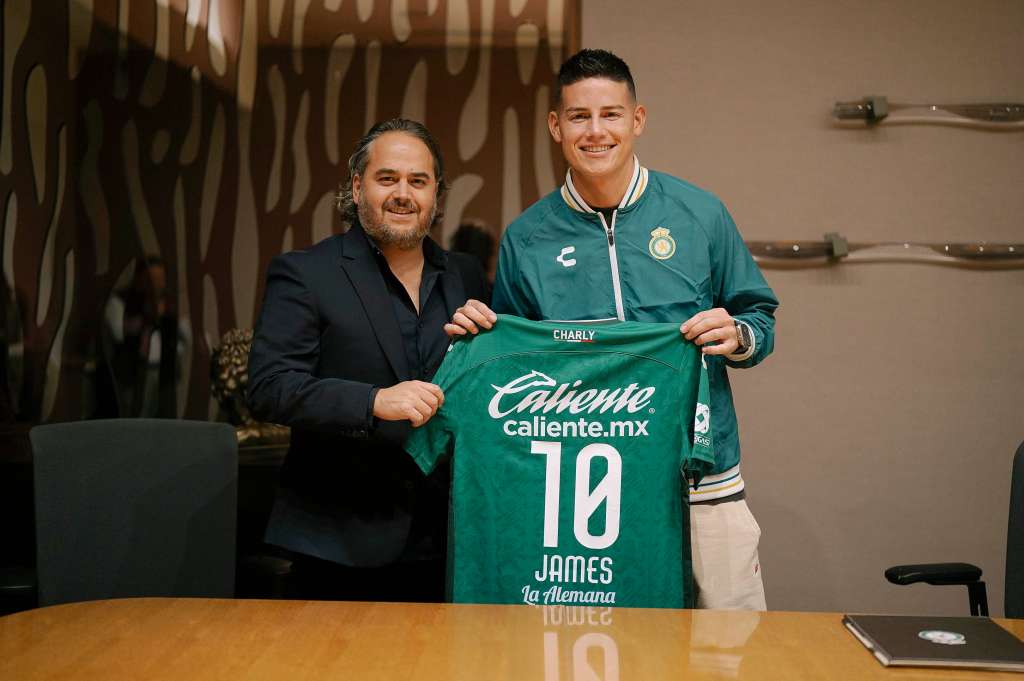 Jesús Martínez (izq.), presidente de Leon, presentó a James Rodríguez como nuevo jugador.