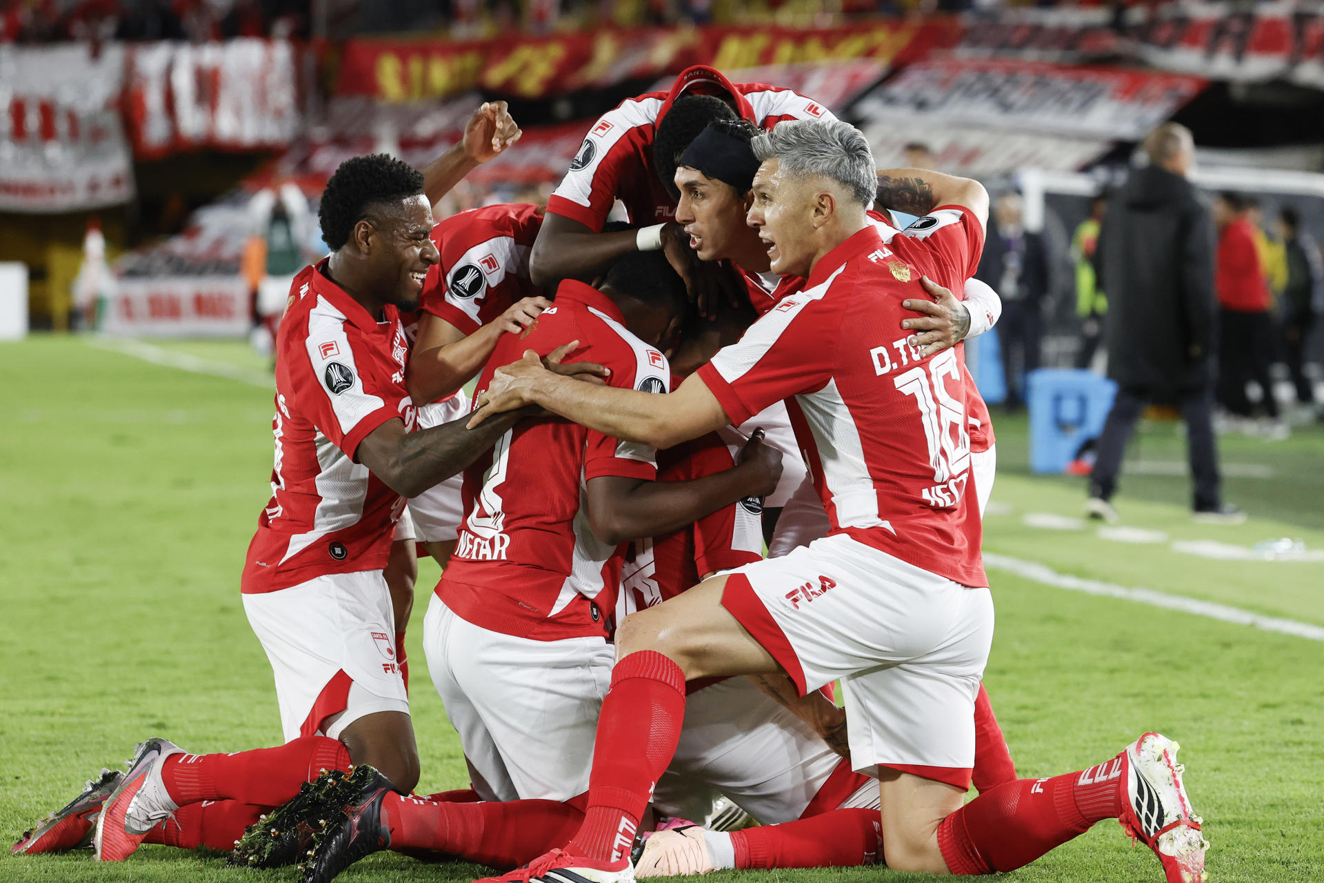 AME1987. BOGOTÁ (COLOMBIA), 09/04/2026.- Jugadores de Santa Fe celebran un gol este jueves, en un partido de la fase de grupos de la Copa Libertadores entre Independiente Santa Fe y Peñarol este jueves, en el estadio El Campín, en Bogotá (Colombia). EFE/ Mauricio Dueñas Castañeda