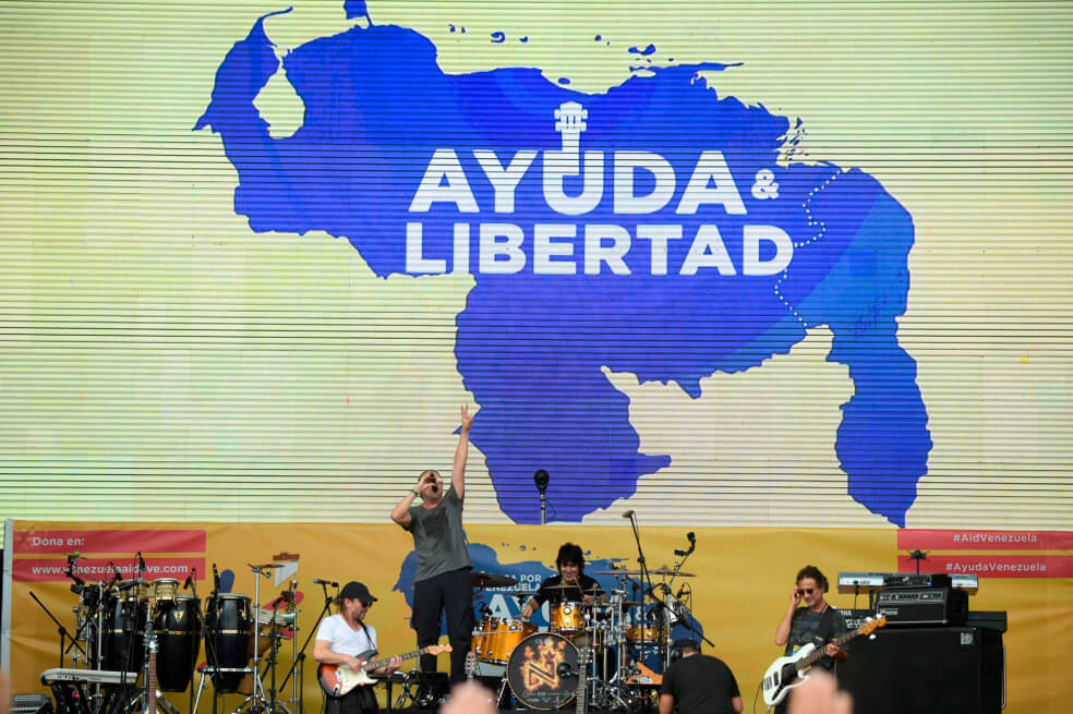 El concierto "Venezuela Aid Live" en el puente de Tienditas, Cúcuta, reunió a miles de personas el viernes. / AFP