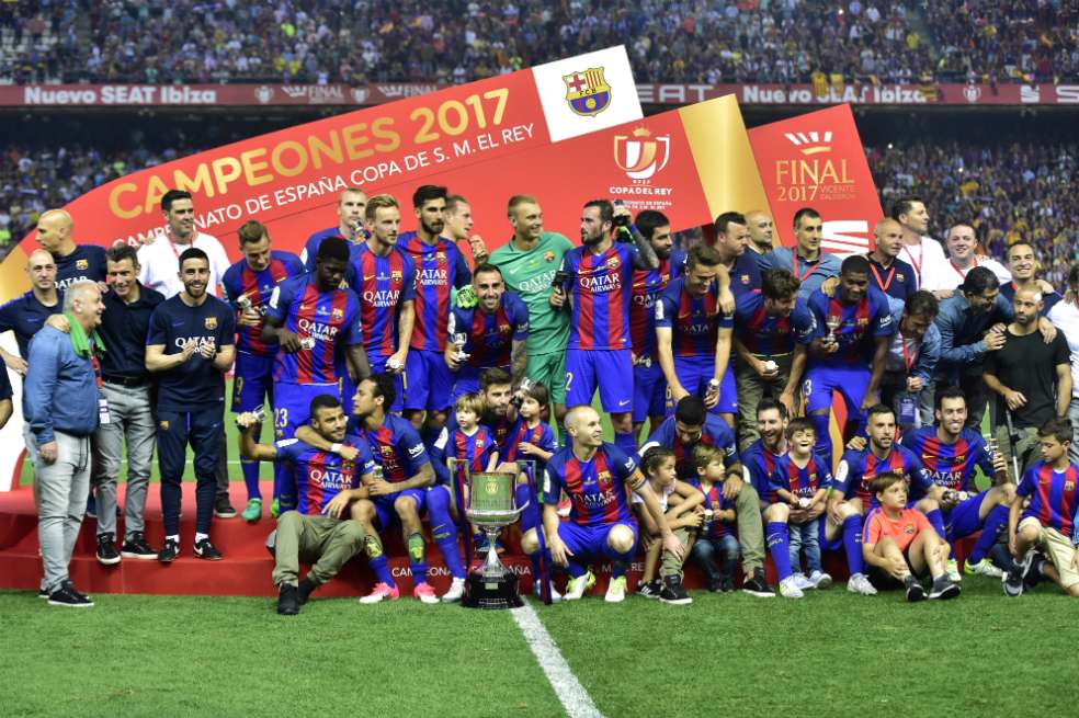 Luis Enrique se despide como entrenador del Barcelona levantando su noveno trofeo. / AFP