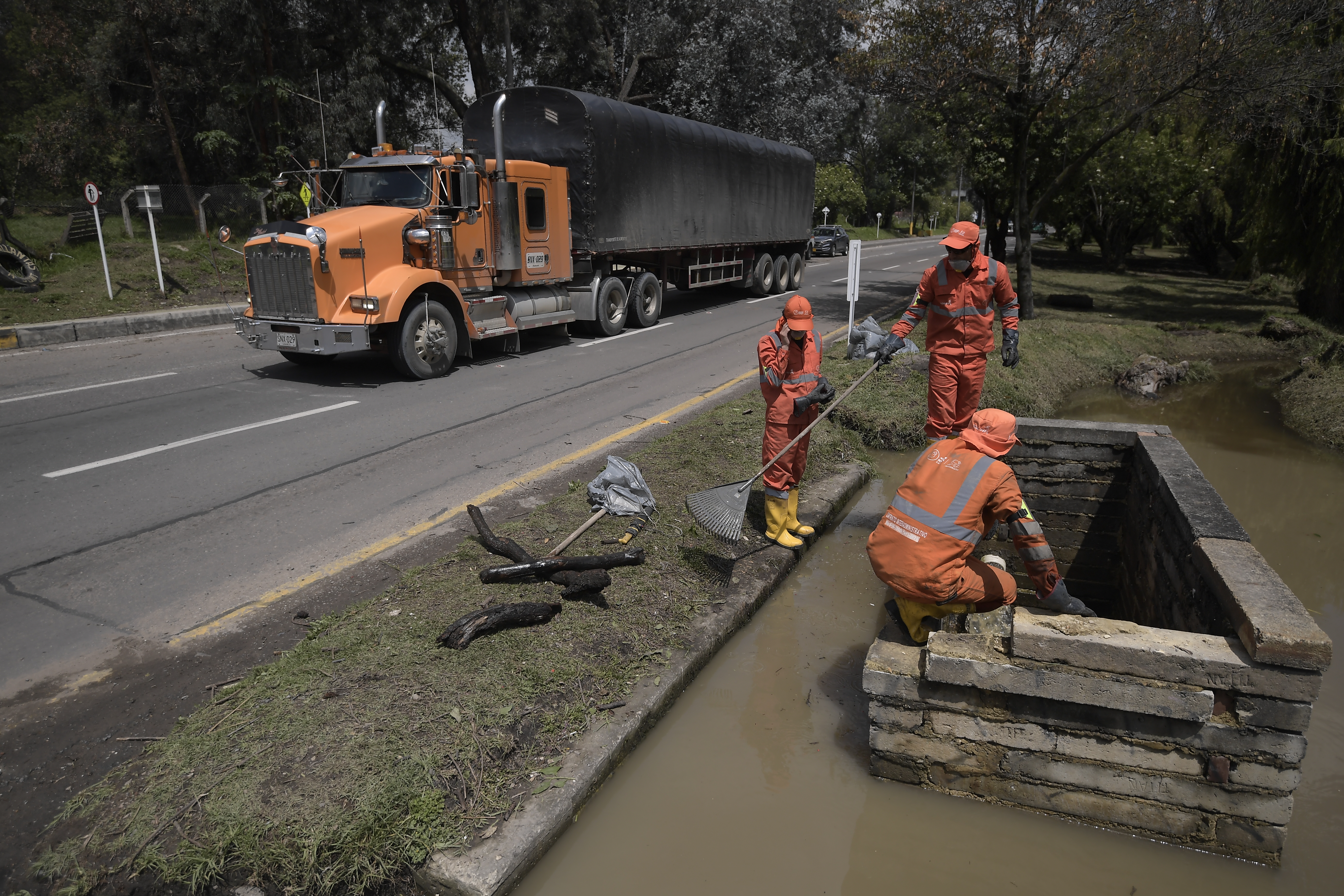 Las fuertes lluvias en la capital, provocaron inundaciones y afectaciones en la entrada y salida de Bogotá y en municipios vecinos.