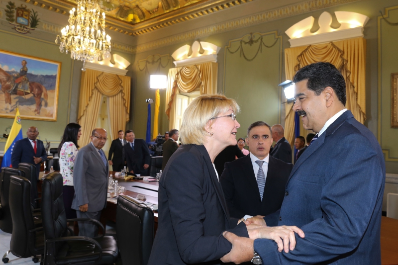 El presidente de Venezuela, Nicolás Maduro (c), saluda a la fiscal general del Ministerio Público, Luisa Ortega Díaz. / EFE