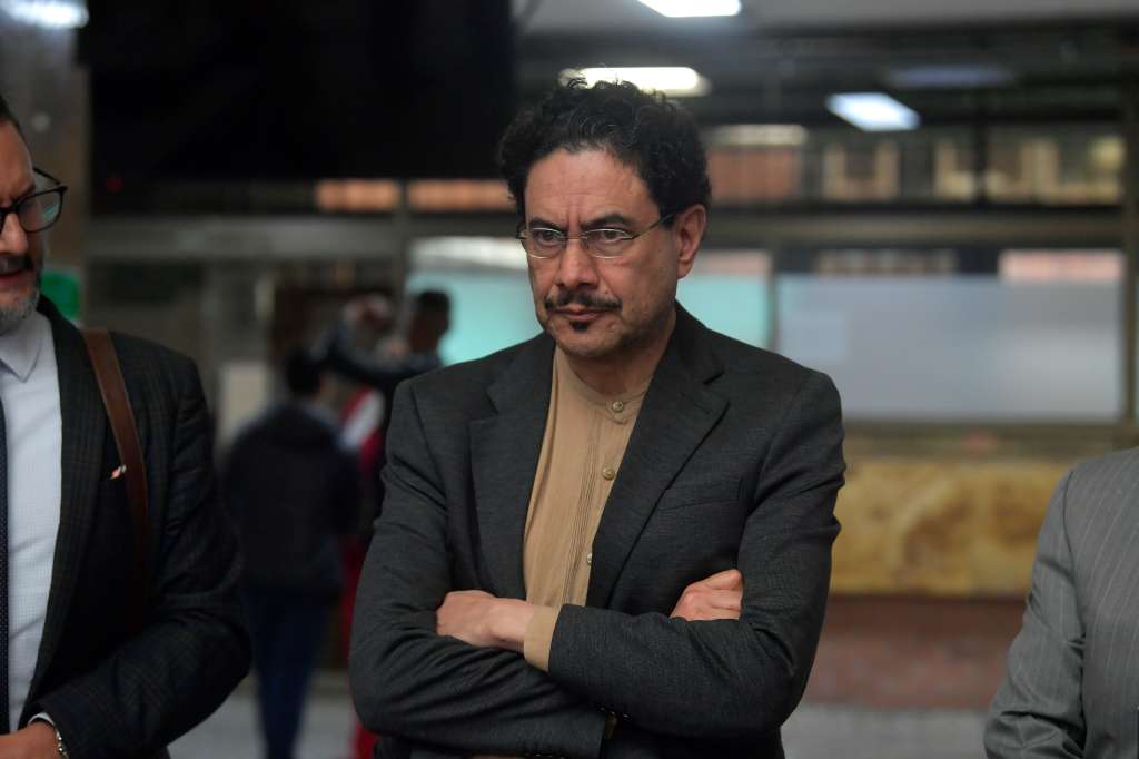 Senador acreditado como víctima, en la tercera jornada del juicio contra el expresidente Álvaro Uribe, en los juzgados de Paloquemao, diligencia que fue aplazada porque no se presentaron los abogados del expresidente.