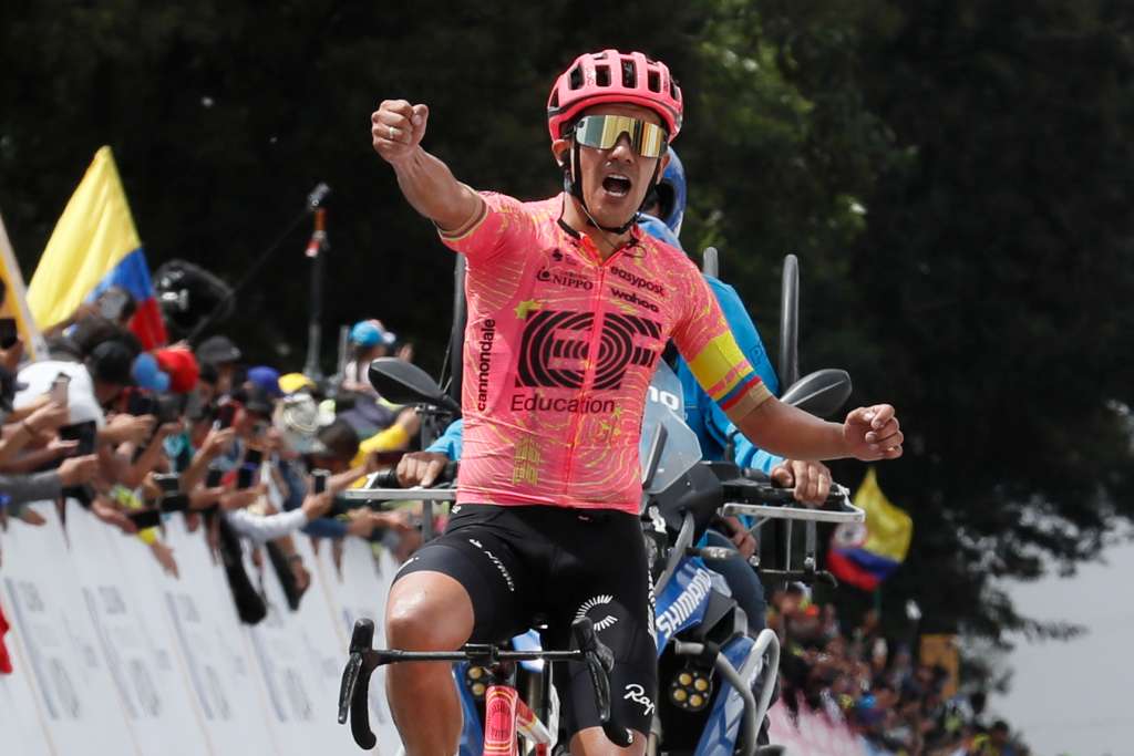 AMDEP6864. ALTO EL VINO (COLOMBIA), 10/02/2024.- El ecuatoriano Richard Carapaz de EF Education Easypost celebra al ganar la quinta etapa de la carrera ciclística Tour Colombia 2024 hoy, en el Alto el Vino, Cundinamarca (Colombia). EFE Carlos Ortega