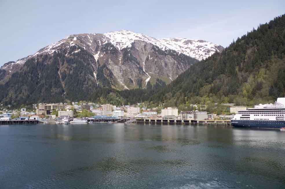 Juneau, capital de Alaska, sorprende por sus imponentes montañas coronadas de nieve durante todo el año, frente a sencillas y pintorescas edificaciones./ 123rf