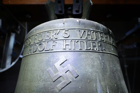 El pueblo alemán que decidió conservar una campana dedicada a Hitler