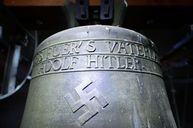 El pueblo alemán que decidió conservar una campana dedicada a Hitler