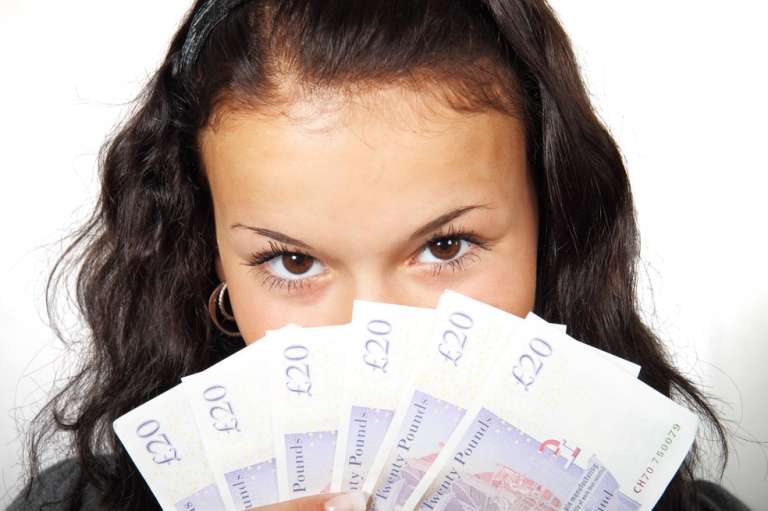 Tauro
Los Tauro son muy hábiles con el dinero, saben conseguirlo y sobre todo son muy buenos conservándolo. Las personas nacidas bajo este signo solo gastan en lo esencial y mínimo. Lo pensarán dos, e incluso tres veces para decidirse a comprar objetos o experiencias que no son vitales.
Aunque no son ávaros, no son de los que despilfarren. Cualquier movimiento monetario es una decisión analizada desde varios puntos de vista y el resultado de dichas inversiones debe ser funcional. Buscarán siempre las opciones más baratas para así gastar menos de lo que tenían presupuestado.
