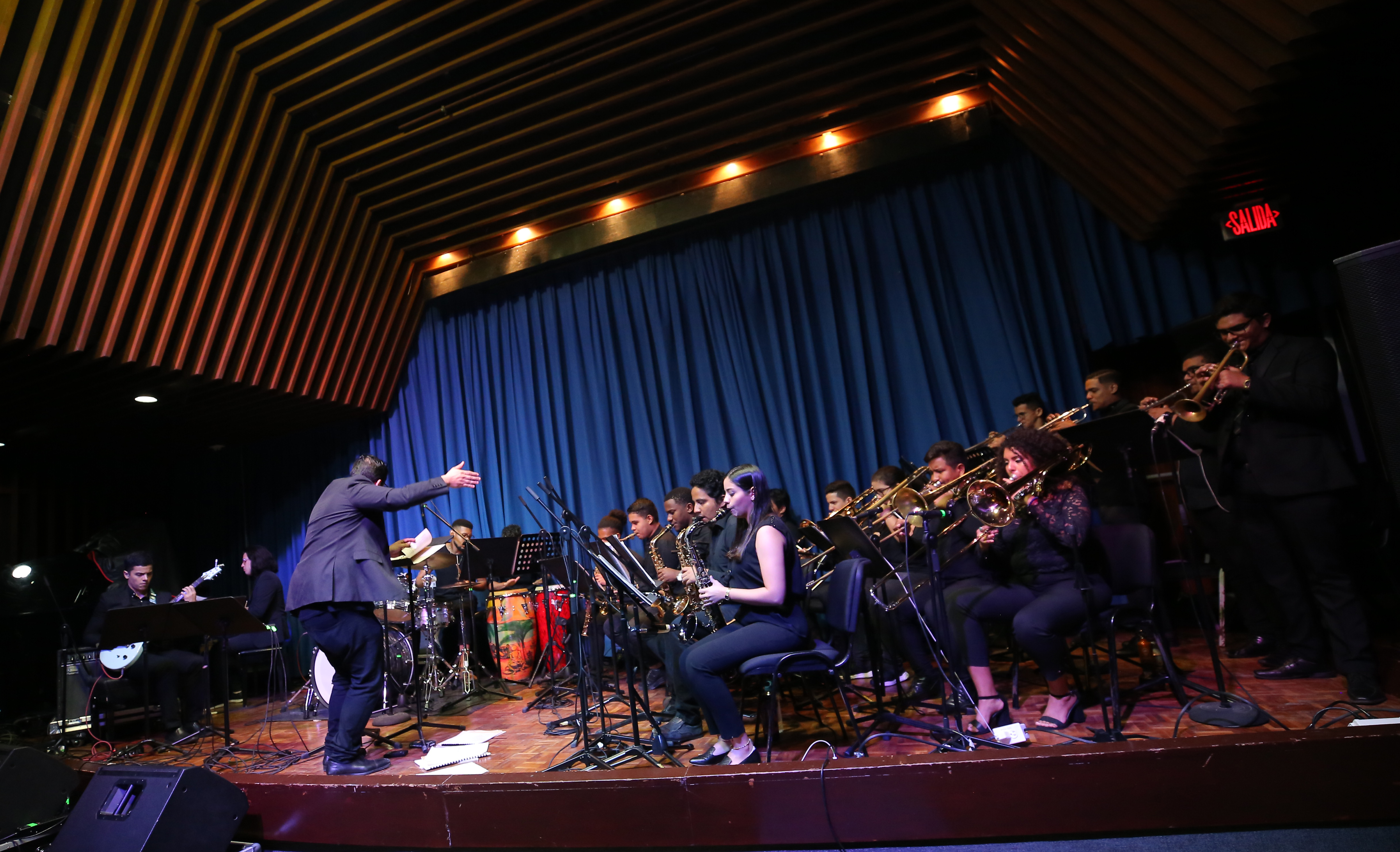 Estudiantes, egresados, profesores y músicos invitados hacen parte de la banda.
