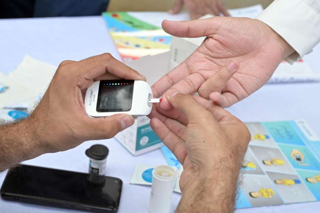 LAHORE (Pakistan), 14/11/2025.- A healthcare providor administers a blood sugar test during a rally to raise awareness on World Diabetes Day, highlighting diabetes as a major global health issue and the importance of prevention, diagnosis, and management in Lahore, Pakistan, on 14 November 2025. A recent International Diabetes Federation survey found that 78% of Pakistanis with diabetes experience mental health challenges. The 2025 global theme is 'Diabetes and Well-being'. EFE/EPA/A. HUSSAIN