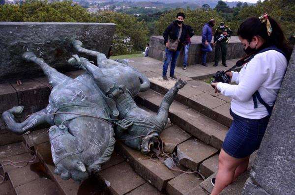 Indígenas tumban la estatua de Sebastián de Belalcázar en Popayán.