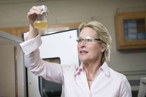 Científica que ganó el Premio Nobel de Química en 2018 tuvo que retractar su último estudio